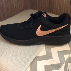 Nike Tanjun Women's Athletic Shoes